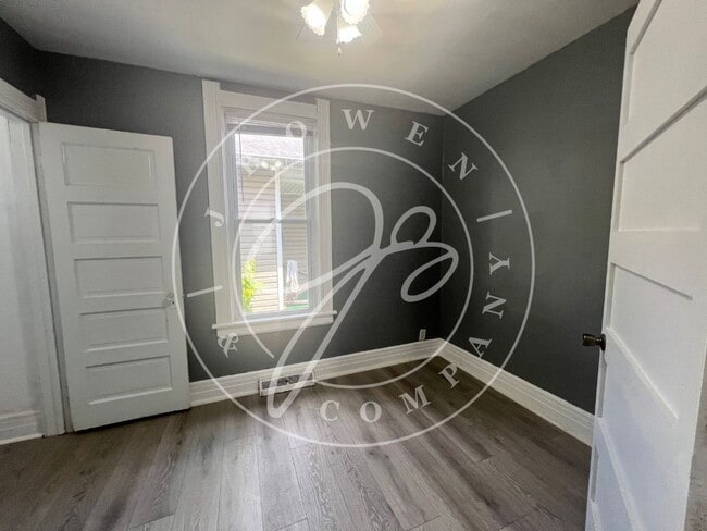 Photo - 325 E Streicher St