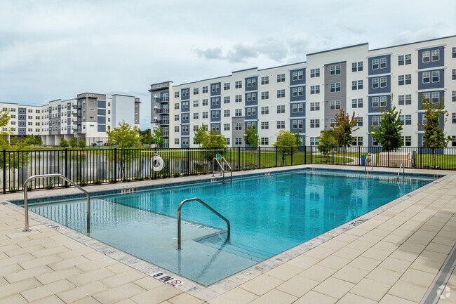 Resort-Style Pool - Millenia Park Orlando