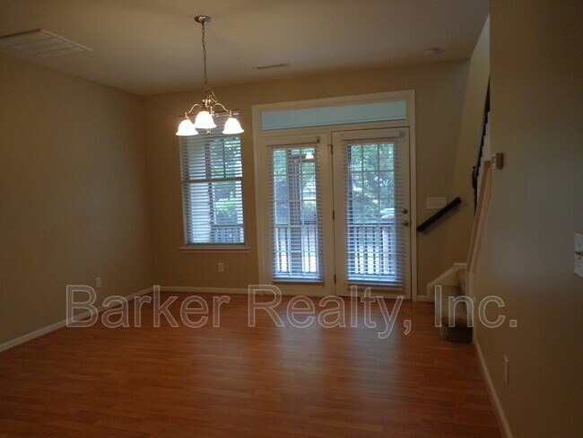 3018 Freeport Dr