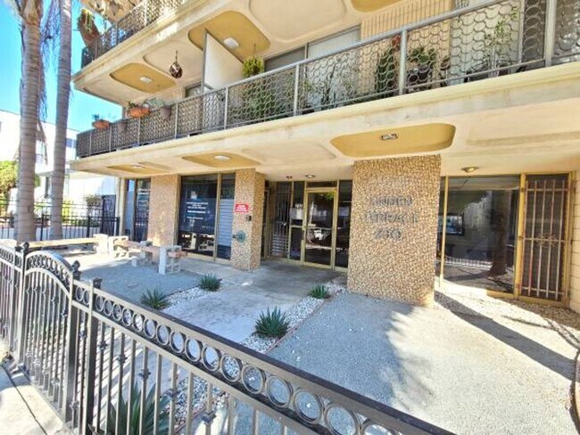 Building Photo - TOP FLOOR Unit 503