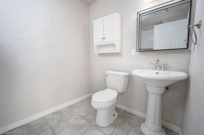 Photo - 913 NW 48th St