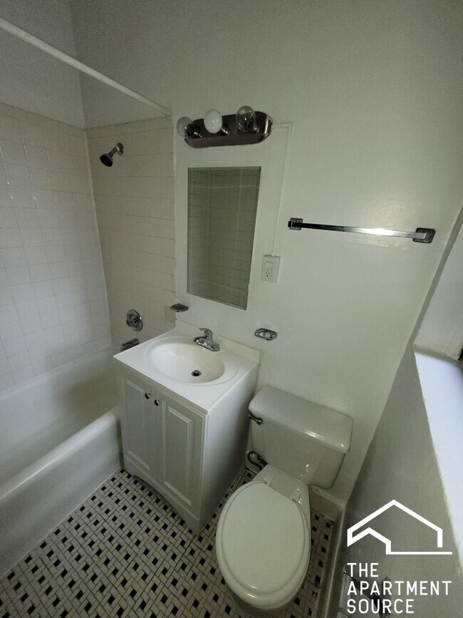 Photo - 948 W Cuyler Ave Unit 3