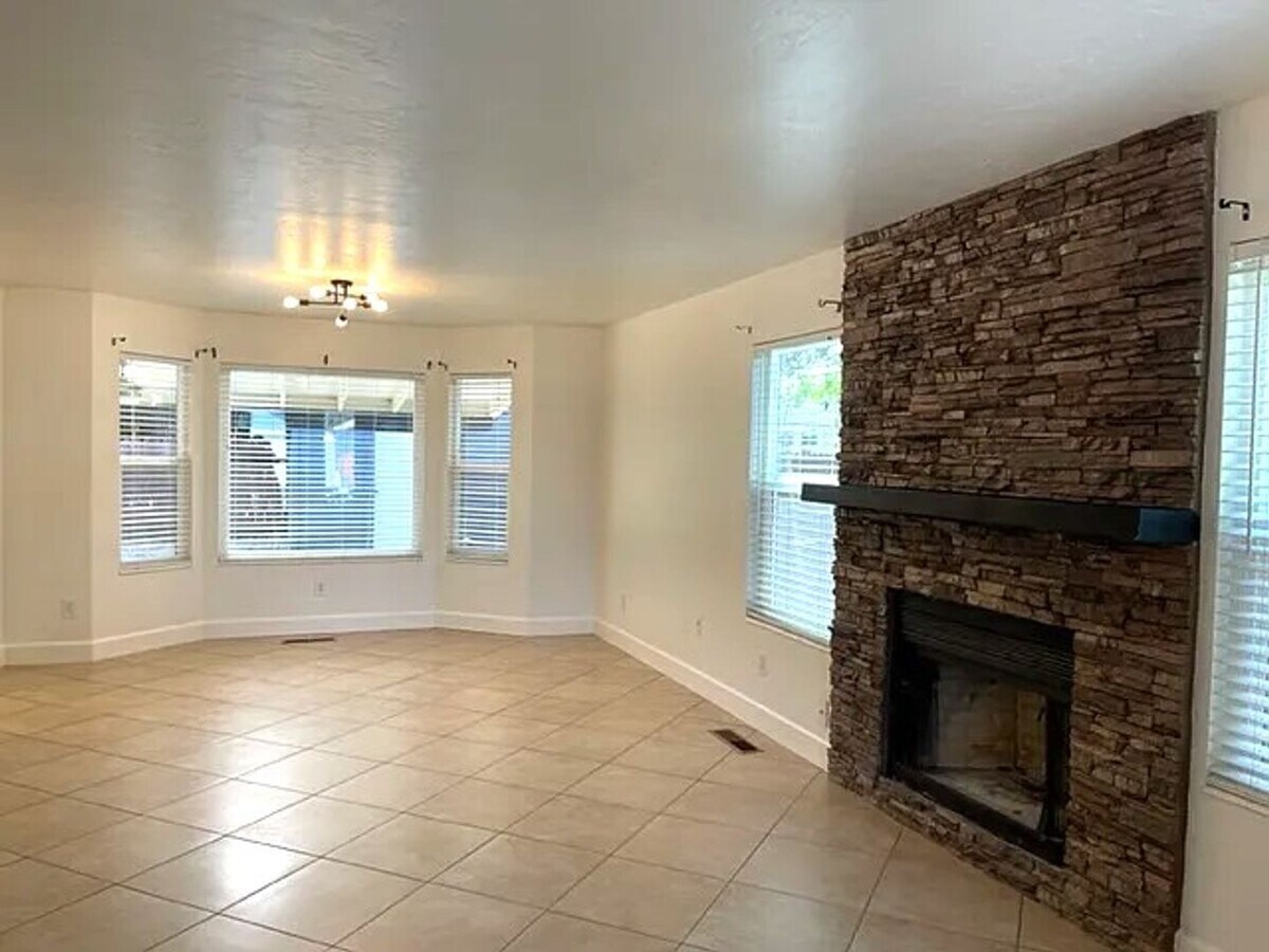 Photo - 2051 Burnside Dr