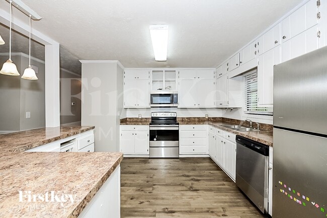 Photo - 466 Birch Ln SE