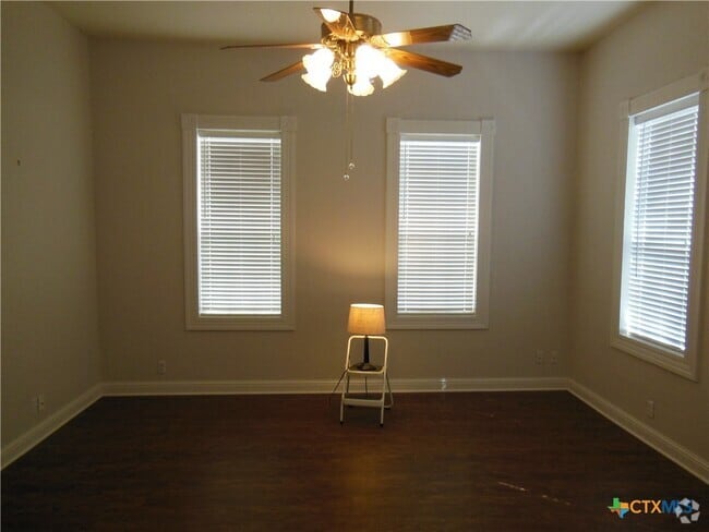 Building Photo - 824 W Mill St Rental