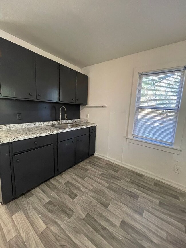 Photo - 1 Bed/1 Bath w/yard Close to Downtown