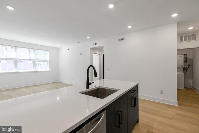 Photo - 3045 Richmond St Unidad 207