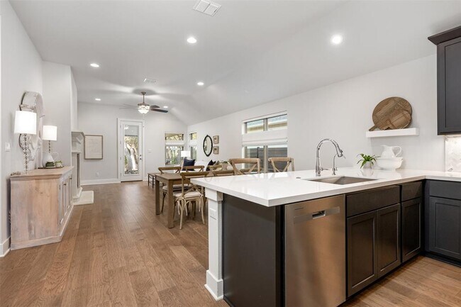 Photo - 418 Raleigh Dr