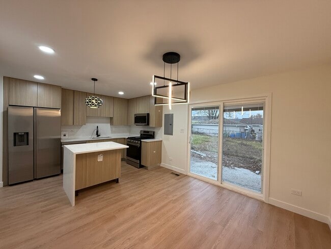 Building Photo - 410 Healy Ave