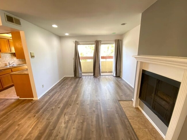 Photo - 14950 Burbank Blvd