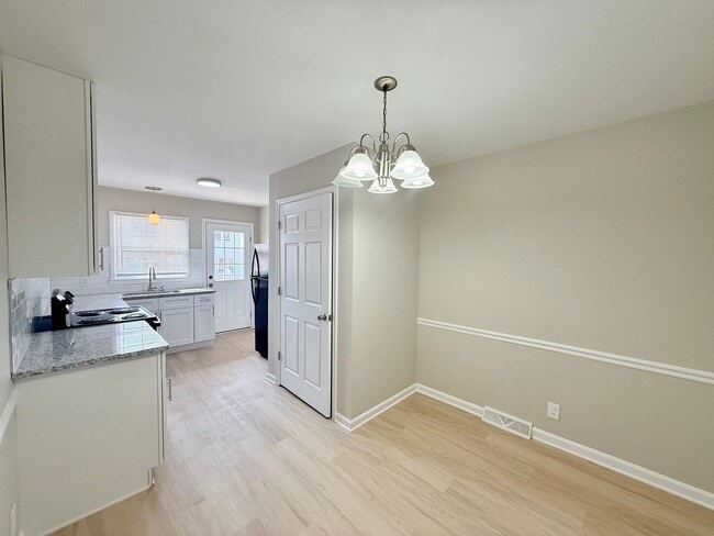 Building Photo - 3819 Rosehaven Dr