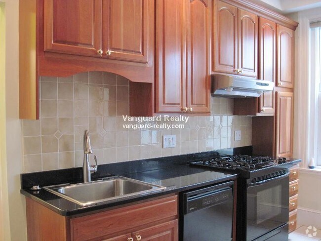 Building Photo - 1056 Beacon St Unit 9 Rental