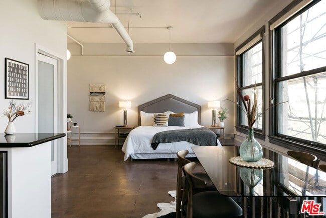 Photo - 108 W 2nd St Unidad 314