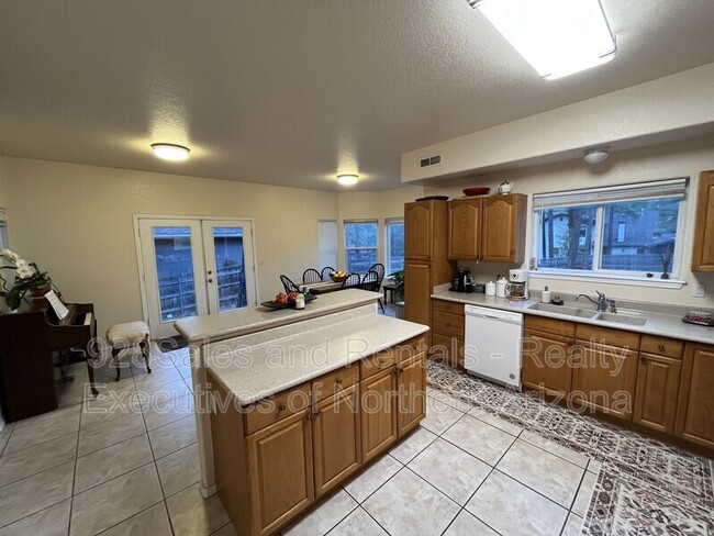 Photo - 1061 W University Heights Dr S
