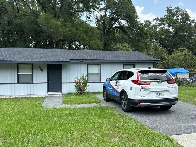 Building Photo - Desirable 3/1 Duplex Rental