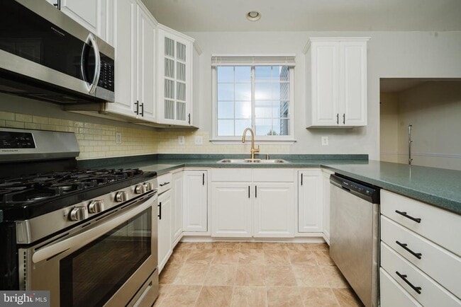 Photo - 714 Kirkcaldy Wy