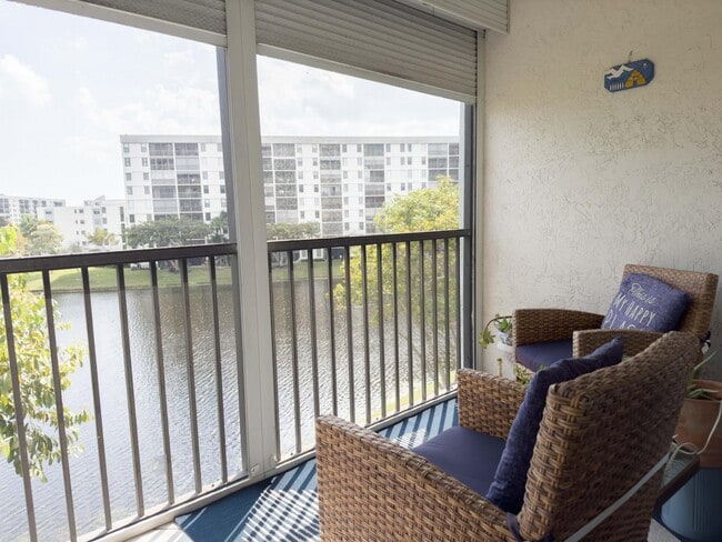 Building Photo - 2222 N Cypress Bend Dr Unit 403