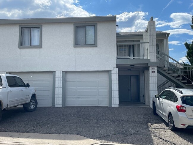 Building Photo - Two Bedroom Ground Floor Condo Near Presco... Unit 123