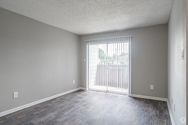 2BR, 2BA - 834SF
