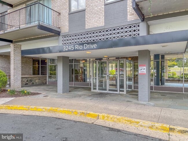 Building Photo - 3245 Rio Dr Unit 610