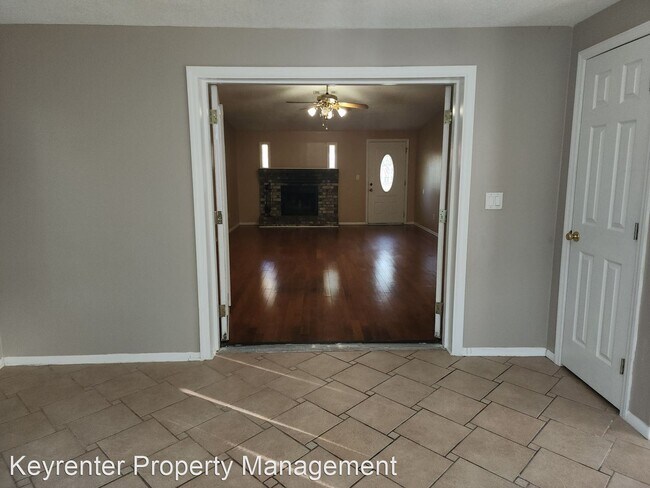 Photo - 4 br, 2 bath House - 2711 Julie Ln