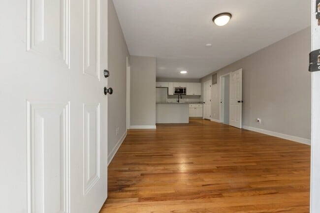 Photo - 852 N May St