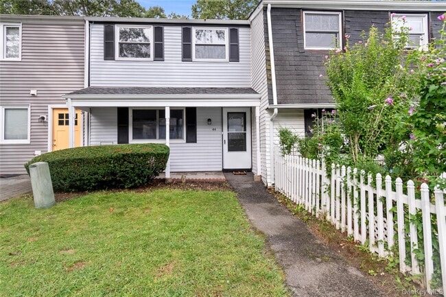 Building Photo - 44 Wooded Way Rental