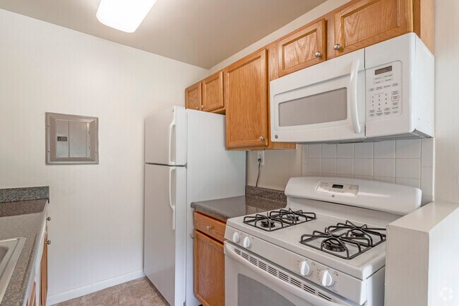 2 BR, 1 BA - 750 SF