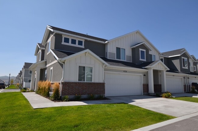 Building Photo - Gorgeous 4 Bed 3 Bath Townhouse in Riverton!