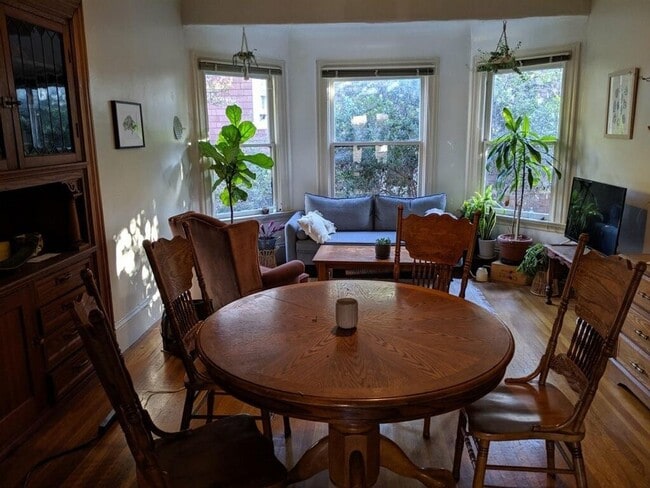 Photo - Big bedroom in cozy Single Family House walking distance to the Berkeley Campus. Gustavo Lopez AMSI