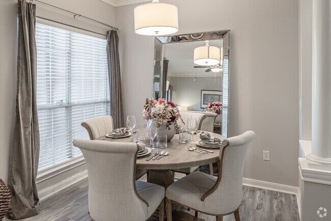 1BR, 1BA - 796SF - Dining Area - Park at Riverdale