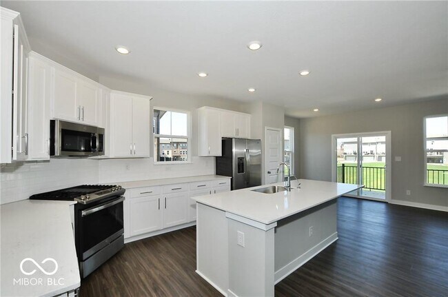 Photo - 916 Yorkshire Ln