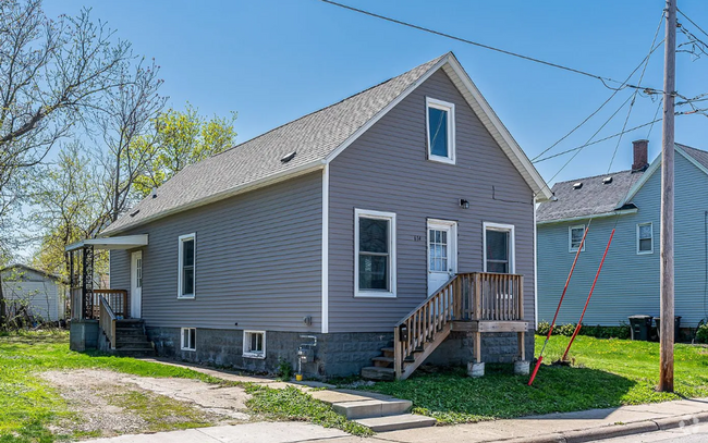 Building Photo - Rock Island 4BR Home