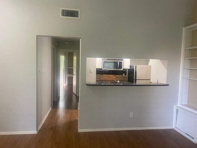 Photo - LAW SCHOOL SPECIAL - 1BD PLUS STUDY / 2BD/1BA