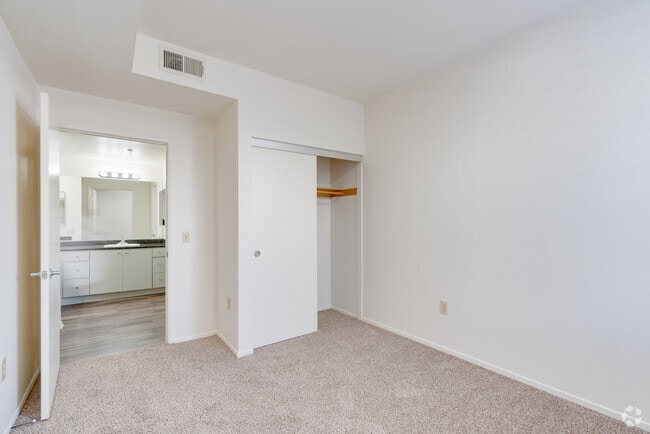 2BR, 1BA - 835SF