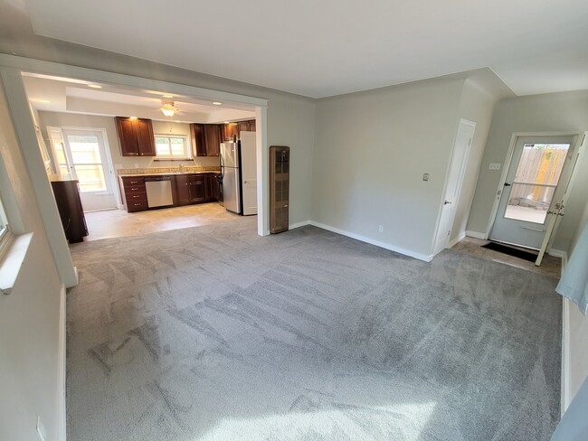 Photo - 1676 Ulster St