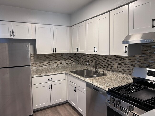 Photo - Hampshire Court Apartments Unit A06