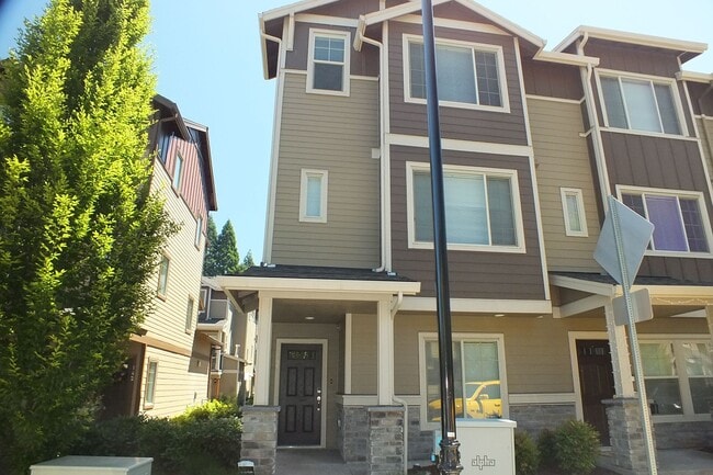 Building Photo - 3 Bedroom Townhome Condo