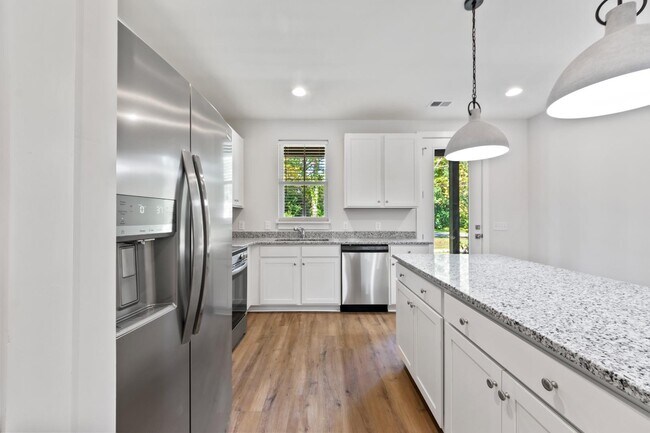 Photo - 621 W 4th St N