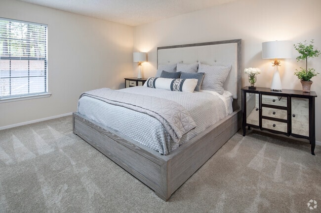 2 beds, 2 baths, 1,059 sq ft - Royal Oaks Apartments