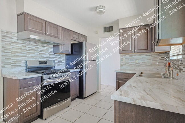 2114 West Myrtle Ave