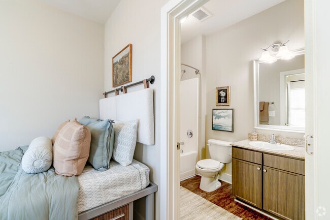 Bedroom & En Suite Bathroom - Yugo Charlotte College Downs