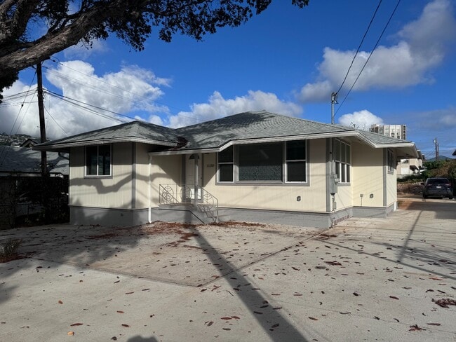 Building Photo - Renovated with split AC in Kaimuki Rental