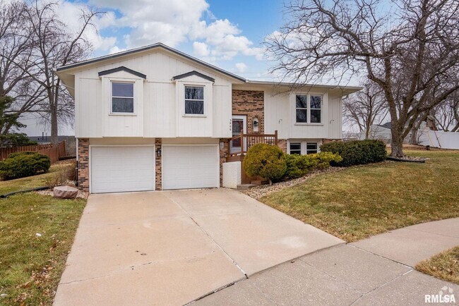 Building Photo - Bettendorf 3 Bedroom House;  This one will...