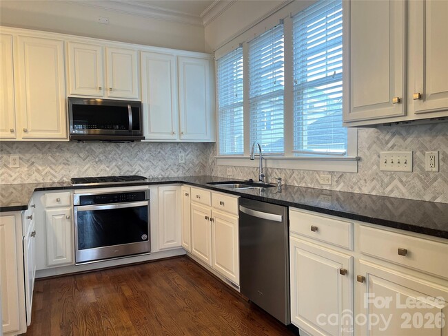 Photo - 711 E 9th St