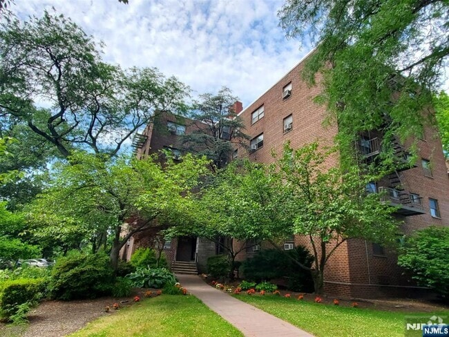 Building Photo - 3001 Edwin Ave Unit 2D Rental