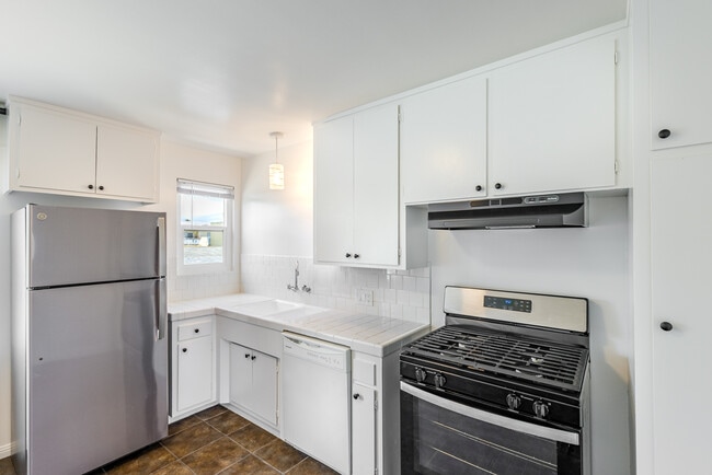 Building Photo - 2328 Virginia Ave Unit D