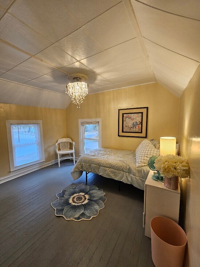 Photo - 301 Oakwood St