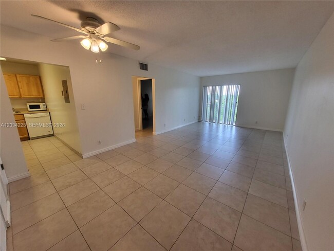 Building Photo - 405 S Pine Island Rd Unit 406D