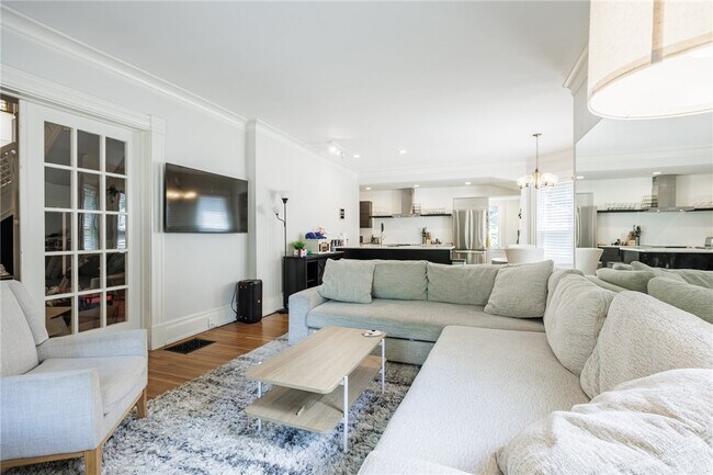 Photo - 256 Oxford St